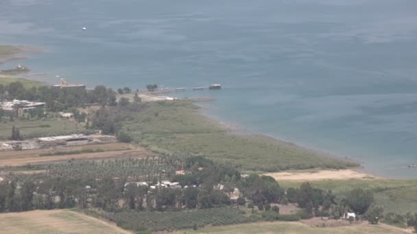 Langzame Pan omhoog kust van zee van Galilea vanuit hoge hoek — Stockvideo