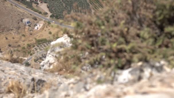 Kuru tarafında yukarı yavaş Pan sivri uçlu Cliffside — Stok video