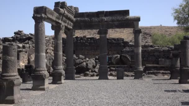 Широкий взгляд на столбы, все еще стоящие из древней синагоги — стоковое видео