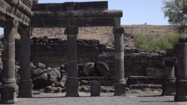 Langzame Pan door basen van pijlers van de oude tempel — Stockvideo