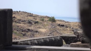 İsrail Eski sinagog moloz aracılığıyla bakan 