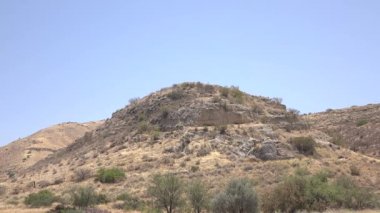 İsrail büyük tepenin arkasında açık mavi gökyüzü 