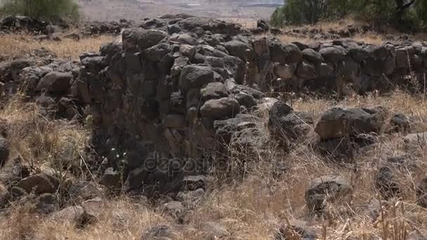 Cumuli di pietre che un tempo erano mura della città antica in Israele — Video Stock