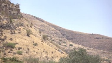Pan İsrail Çölü dağının eteklerinde aşağı yavaş 