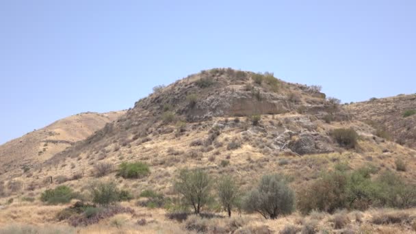 Langzaam pannen Over de toppen van droge heuvels in Israël vlakte — Stockvideo