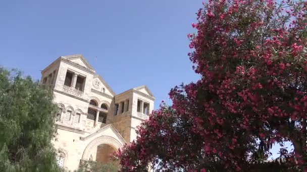 Tidsfördröjning för av Tress står framför tornen i kyrkan i Israel — Stockvideo