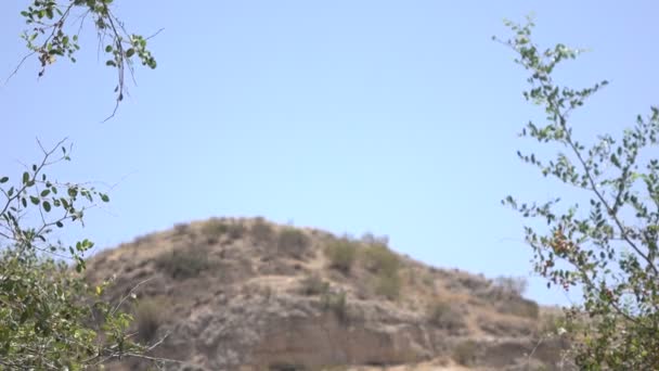 Reduzca la velocidad del cielo despejado a la cima de la colina en Israel — Vídeos de Stock