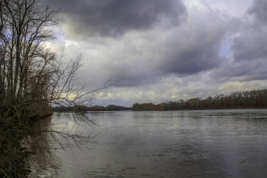 Elsberry Missoui Missouri Nehri üzerinde fırtına bulutlar 