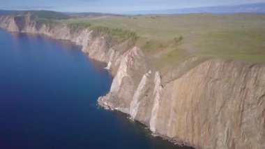 Baykal Gölü kayalardan havadan görünümü.