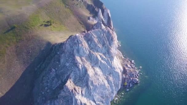 Baikal lake gesteente uit luchtfoto. — Stockvideo