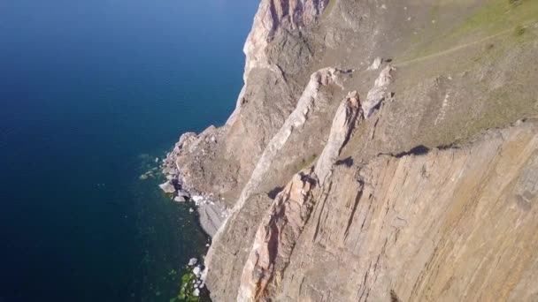 贝加尔湖岩石从鸟瞰图. — 图库视频影像