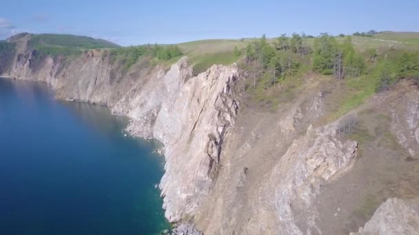 Озеро Байкал скалы с высоты птичьего полета. — стоковое видео
