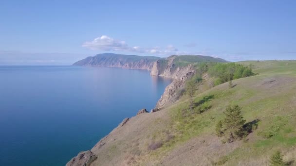 Baykal Gölü kayalardan havadan görünümü. — Stok video