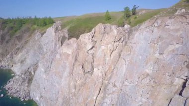 Baykal Gölü kayalardan havadan görünümü.