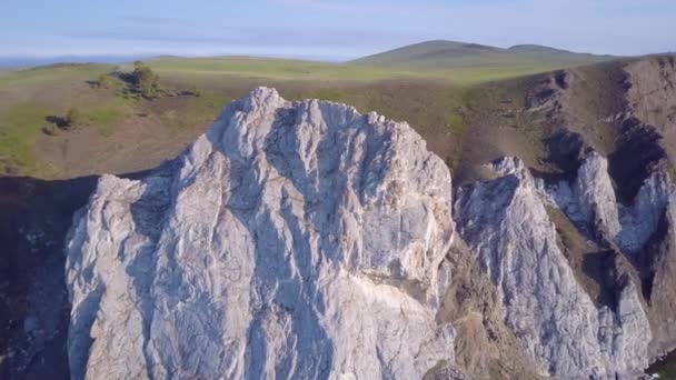 Baykal Gölü kayalardan havadan görünümü. — Stok video