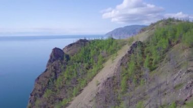 Baykal göl kıyısı ve kayalardan havadan görünümü