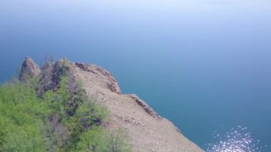 Baykal göl kıyısı ve kayalardan havadan görünümü