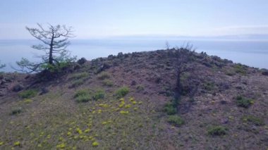 Baykal göl kıyısı ve kayalardan havadan görünümü