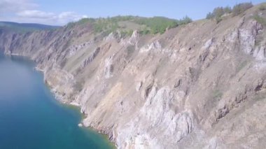 Baykal göl kıyısı ve kayalardan havadan görünümü