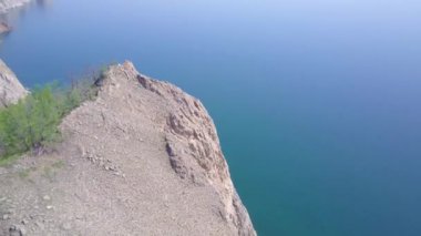 Baykal göl kıyısı ve kayalardan havadan görünümü