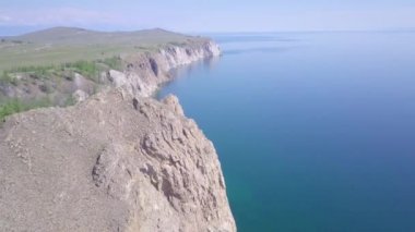 Baykal göl kıyısı ve kayalardan havadan görünümü