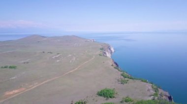 Baykal göl kıyısı ve kayalardan havadan görünümü
