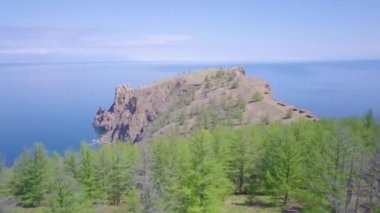 Baykal göl kıyısı ve kayalardan havadan görünümü