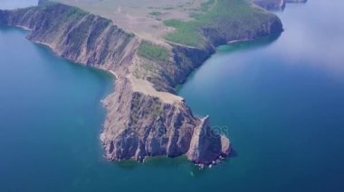 Baykal göl kıyısı ve kayalardan havadan görünümü