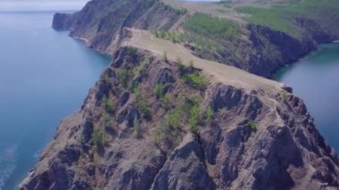 Baykal göl kıyısı ve kayalardan havadan görünümü