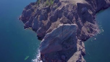 Baykal göl kıyısı ve kayalardan havadan görünümü