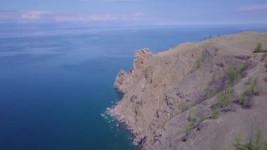 Baykal göl kıyısı ve kayalardan havadan görünümü