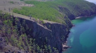 Baykal göl kıyısı ve kayalardan havadan görünümü
