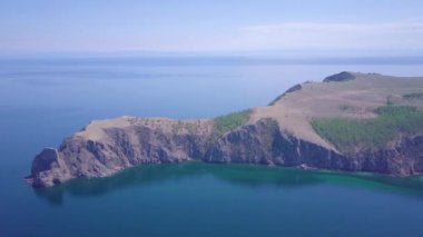 Baykal göl kıyısı ve kayalardan havadan görünümü