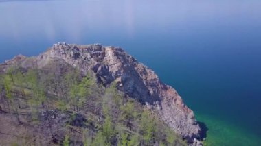 Baykal göl kıyısı ve kayalardan havadan görünümü