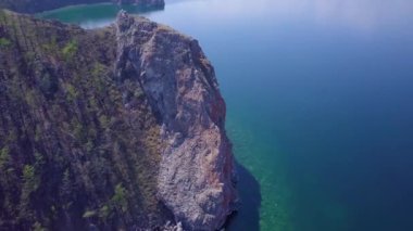 Baykal göl kıyısı ve kayalardan havadan görünümü