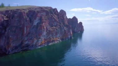 Baykal göl kıyısı ve kayalardan havadan görünümü