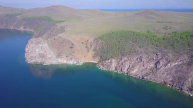 Baykal göl kıyısı ve kayalardan havadan görünümü