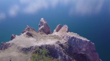 Baykal göl kıyısı ve kayalardan havadan görünümü