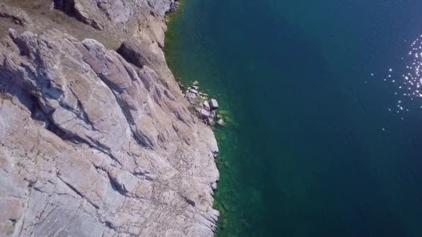 Rives du lac Baïkal et roches de vue aérienne — Video