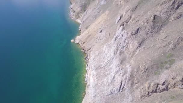 Costa do Lago Baikal e rochas de vista aérea — Vídeo de Stock