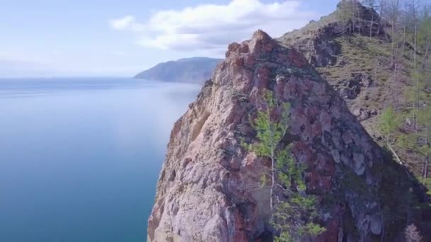 Costa do Lago Baikal e rochas de vista aérea — Vídeo de Stock
