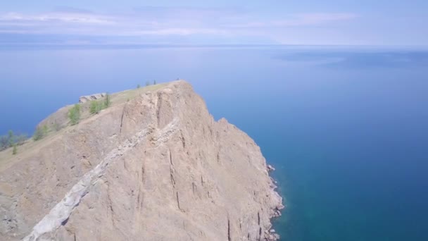 Baikal lake shore en rotsen van luchtfoto — Stockvideo