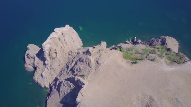 Orilla del lago Baikal y rocas desde una perspectiva — Vídeos de Stock