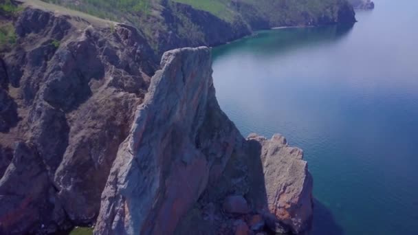 Берега озера Байкал и скалы с высоты птичьего полета — стоковое видео