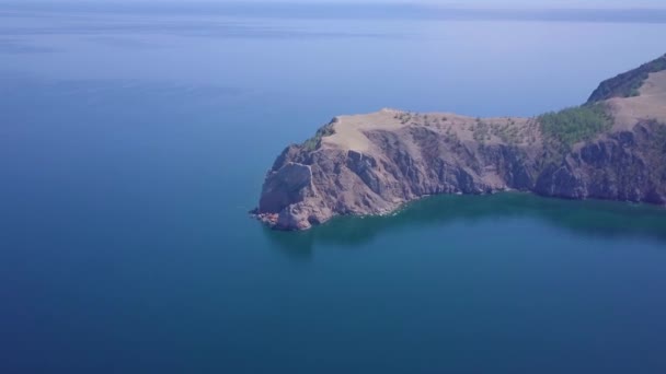 Rives du lac Baïkal et roches de vue aérienne — Video