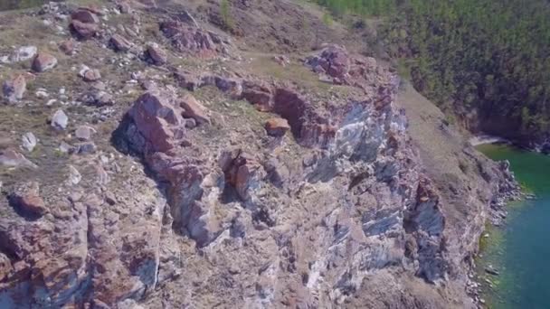 Baikal lake shore en rotsen van luchtfoto — Stockvideo