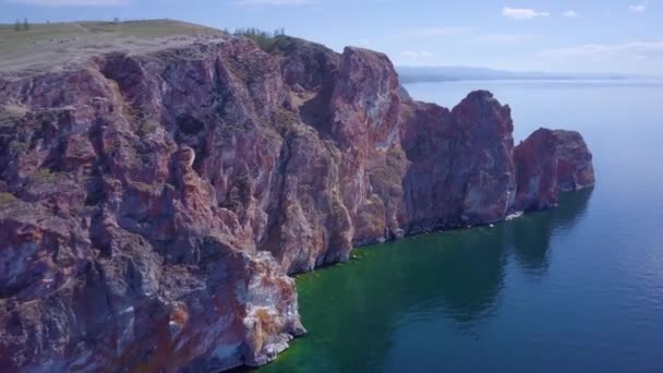 Costa do Lago Baikal e rochas de vista aérea — Vídeo de Stock