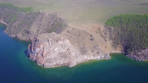 Baikal lake shore en rotsen van luchtfoto — Stockvideo