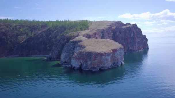 바이칼 호숫가 바위에서 공중 볼 — 비디오
