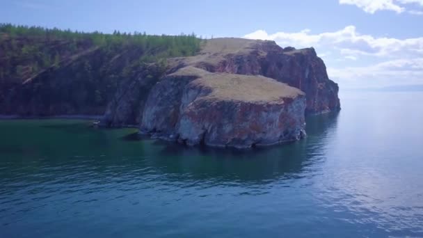 Берега озера Байкал и скалы с высоты птичьего полета — стоковое видео